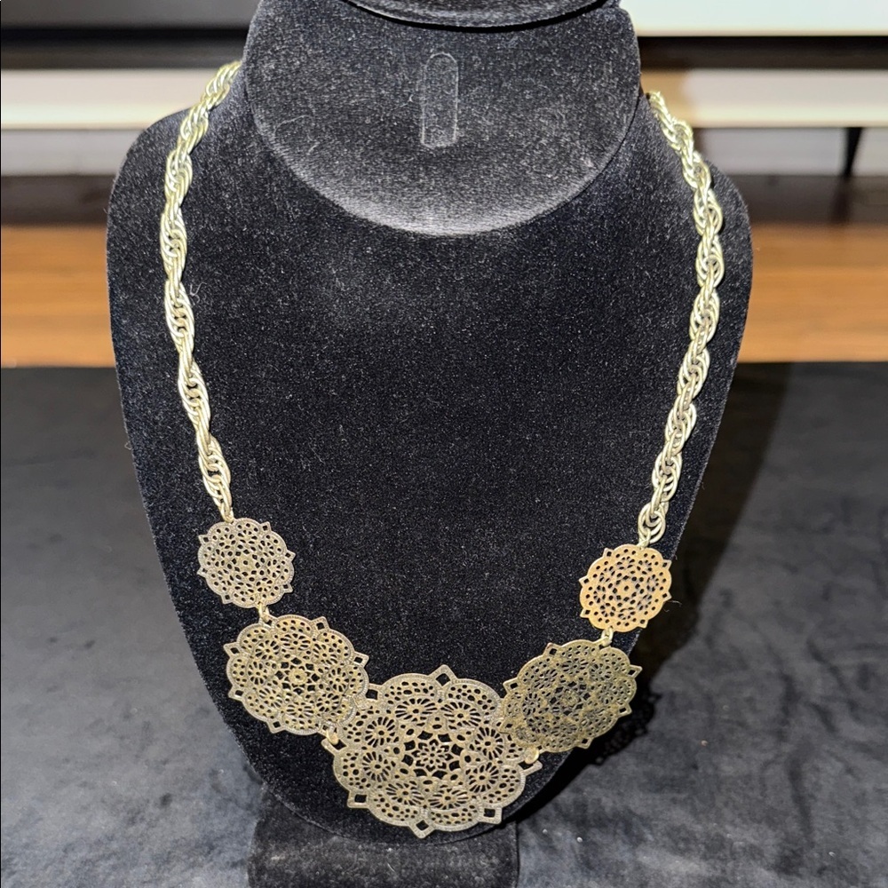 10” Elegant western Gold Filigree Necklace Vintage Goldtone Medallion Womens